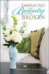 Embracing the Beauty in the Broken By Margarete Cassalina (Paperback)