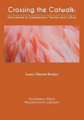 Crossing the Catwalk By Laura Cherrie Beaney 9781680534825 (Paperback)