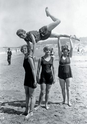 Carnet Blanc, Groupe de Girls, Deauville, 1919 By Sans Auteur