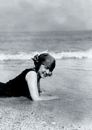 Carnet Ligné Baigneuse Allongée, Deauville, 1919 By Sans Auteur
