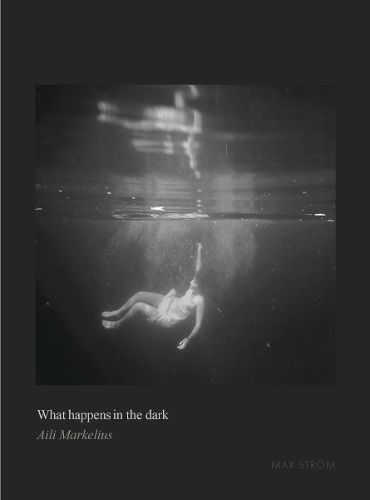 What happens in the dark 9789171265555 (Hardback)